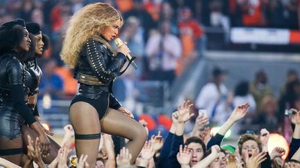 Beyoncé interprète sa chanson "Formation" à la mi-temps du Super Bowl, le 7 février 2016.
 (SIPANY/SIPA)