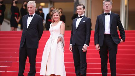 Le casting du nouveau film de Bruno Dumont, "France" en haut des marches.&nbsp;De gauche à droite : Emanuele Arioli, Blanche Gardin, Bruno Dumon et Benjamin Biolay.&nbsp; (ANDREAS RENTZ / GETTY IMAGES EUROPE)