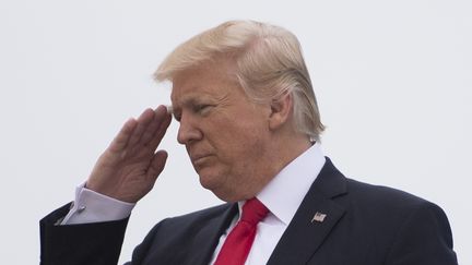 Le président des Etats-Unis, Donald Trump, en train d'embarquer dans l'Air Force One présidentiel, le 29 avril 2017. (JIM WATSON / AFP)