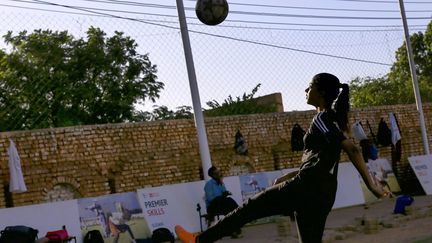 Orjuan Essam, 19 ans, footballeuse soudanaise à l'entraînement dans un stade de Khartoum, le 20 novembre 2019. (ASHRAF SHAZLY / AFP)