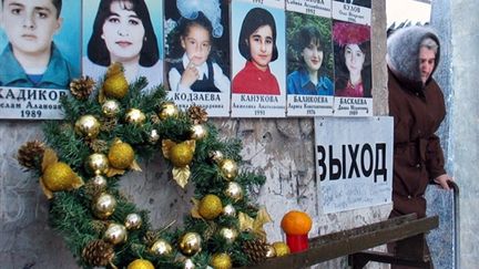 Un des murs de l'école recouvert des photos des victimes de l'école de Beslan, le 30 décembre 2006 (© AFP. K.Basayev)