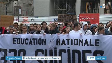 L'hommage rendu à Laurent Gatier, un professeur qui a mis fin à ses jours il y a un mois. Il avait expliqué son geste dans une lettre. C'est après l'annonce du suicide de la directrice d'école de Pantin (Seine-Saint-Denis) que son fils a décidé d'organiser une marche blanche à Clermont-Ferrand (Puy-de-Dôme). (France 3)