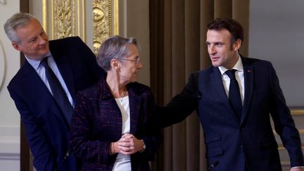 La Première ministre Elisabeth Borne entre le ministre de l'Economie Bruno Le Maire et le président de la République Emmanuel Macron, à l'Elysée le 12 décembre 2022 (GONZALO FUENTES / POOL / EPA/REUTERS POOL)