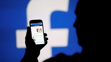 Un homme&nbsp;consulte son fil d'actualité sur Facebook, à&nbsp;Zenica (Bosnie-Herzégovine), le 14 août 2013.&nbsp; (DADO RUVIC / REUTERS)