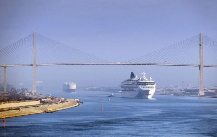 Un paquebot traverse le canal sous l'unique pont à haubans qui franchit la voie d'eau en 2016. Au fil des années, celle-ci n'a cessé de se moderniser permettant de s'adapter à la taille toujours croissante des navires. On est loin des débuts de l'ouvrage.  (SOEREN STACHE / ZB / DPA)