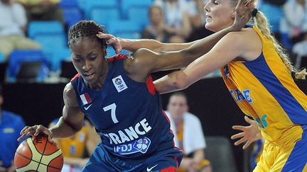 Sandrine Gruda, le 27 juin 2013, &agrave; Orchies (Nord), face &agrave; la Su&eacute;doise Frida Aili, en quart de finale de l'Euro. (FRANCOIS LO PRESTI / AFP)