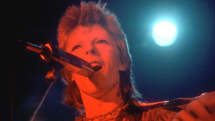 David Bowie sur scène en 1973 à Los Angeles (Californie, Etats-Unis), à l'époque de son personnage de Ziggy Stardust. (MICHAEL OCHS ARCHIVES / GETTY IMAGES)