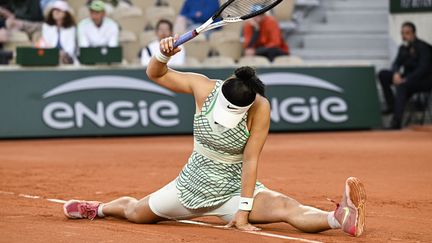 Le grand écart. D'abord balayée par Victoria Azarenka, Bianca Andreescu se ressaisit et passe finalement au deuxième tour, non sans quelques arabesques, le 30 mai 2023. (VICTOR JOLY / AFP)