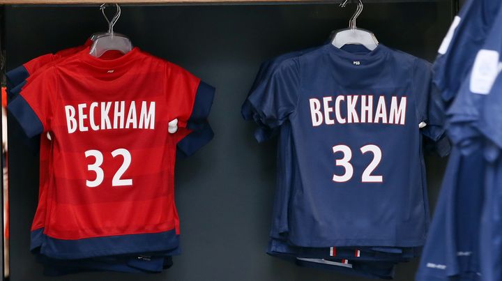 Des maillots du PSG pour les enfants floqu&eacute;s au nom de Beckham, dans la boutique du club, sur les Champs-Elys&eacute;es (Paris), le 1er f&eacute;vrier 2013.&nbsp; (PATRICK KOVARIK / AFP)