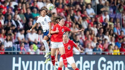 Selma Bacha au contact lors du match de Ligue des nations entre la France et l'Autriche, à Vienne, le 26 septembre 2023. (AFP)