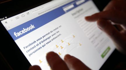 Un utilisateur se connecte à Facebook, à Bordeaux, le 30 janvier 2013. (REGIS DUVIGNAU / REUTERS)