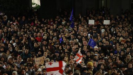 Des manifestants pro-européens à Tbilisi (Géorgie), le 28 octobre 2024, deux jours après des élections contestées dans le pays. (DAVIT KACHKACHISHVILI / AFP)