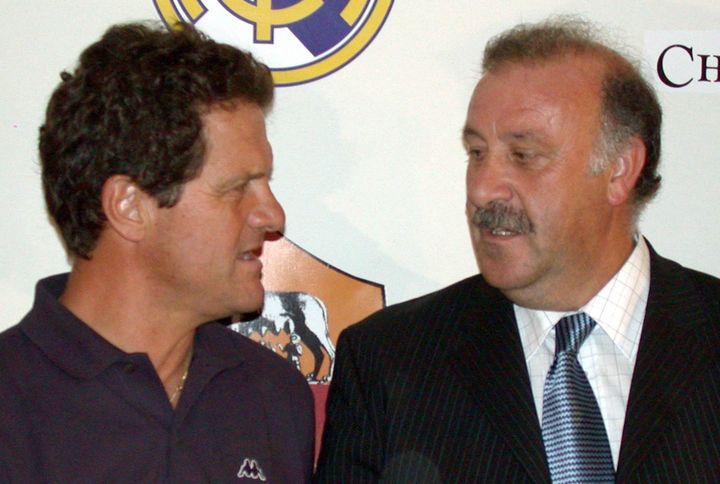 Fabio Capello (à gauche) et Vicente del Bosque avant un match amical entre leurs équipes respectives de l'AS Rome et du Real Madrid, le 6 aout 2002. (DENNIS CALLAHAN / NOTIMEX)