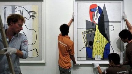 Accrochage des tableaux Picasso à Hong Kong
 (AFP / Philippe Lopez)