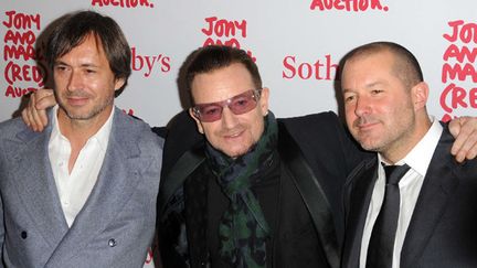 Le designer Marc Newson (à gauche) avec Bono et Jonathan Ive d'Apple en 2013.
 ( Ivan Nikolov/WENN.com/Jony_And_Marcs / Sipa)