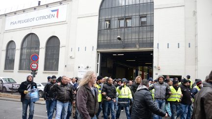 Les ouvriers PSA d'Aulnay manifestent a l'usine d'emboutissage de Saint-Ouen (Seine-Saint-Denis), le 18 janvier 2013. (  MAXPPP)