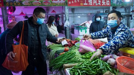 Un marché à Wuhan le 23 janvier 2020 (XIAO YIJIU / XINHUA)