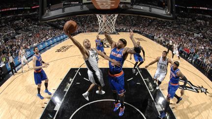 Tony Parker au combat sous les paniers (D. CLARKE EVANS / NBAE / GETTY IMAGES)