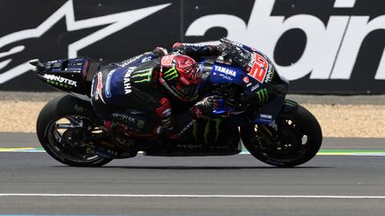 Le champion du monde Fabio Quartararo (Yamaha) à l'attaque en sortie de virage, lors du GP de France, le 15 mai 2022 au Mans. (JEREMIAS GONZALEZ / AP)