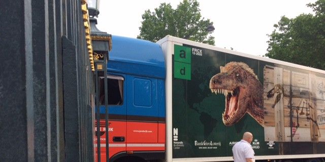 Le camion transportant le tyrannosaure passe la grille du Jardin des Plantes à Paris
 (Valérie Gaget/France 2)