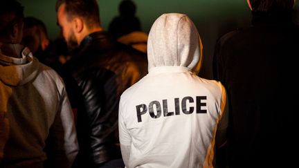 Un policier français devant&nbsp;l'hôpital Saint-Louis, dans le 10e arrondissement de Paris, le 18 octobre 2016.&nbsp; (PAUL ROQUECAVE / CITIZENSIDE)