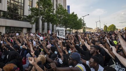 Une manifestation contre les violences policières devant le tribunal de Paris, le 2 juin 2020. (ANTONI LALLICAN / HANS LUCAS / AFP)