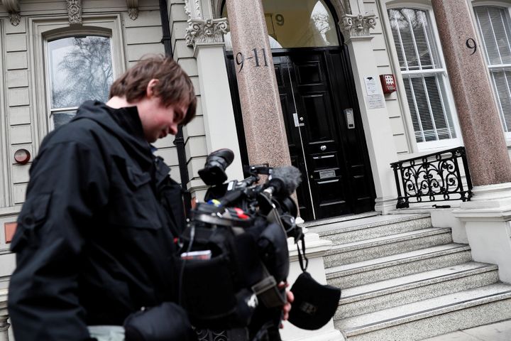 Un journaliste devant l'entrée de l'immeuble où se trouve le siège d'Orbis Business Intelligence, le 12 janvier 2017 à Londres (Royaume-Uni). (STEFAN WERMUTH / REUTERS)