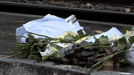 Une couronne de fleurs en hommage au supporter du FC Nantes mort poignardé lors d'une altercation à proximité du stade de La Beaujoire à Nantes, le 2 décembre 2023. (FRANCE 3 PAYS DE LA LOIRE)