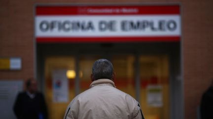  (Devant une agence de l'emploi à Madrid © Reuters/Susana Vera)