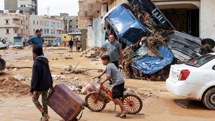 Des habitants de Derna (Libye), le 11 septembre 2023, 
quelques jours après les inondations meurtrières qui ont frappé la ville. (AFP)