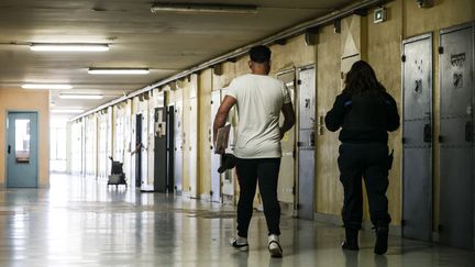 Un détenu et une surveillante dans la prison de Bordeaux Gradignan, le 3 octobre 2022 à Gradignan (Gironde).&nbsp; (THIBAUD MORITZ / AFP)