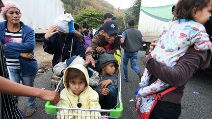 Des migrants qui se dirigent vers les États-Unis, après avoir passé la frontière entre le Honduras et le Guatemala, le 15 janvier 2019. (ORLANDO SIERRA / AFP)