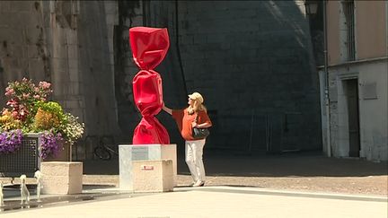 L'une des sculptures Bonbon de Laurence Jenkell dans les rues de Chambéry (France 3 Alpes C. Deville)