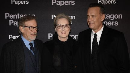 Steven Spielberg lors de la présentation de son film à Paris, en compagnie de Meryl Streep et Tom Hanks (PHILIPPE LOPEZ / AFP)