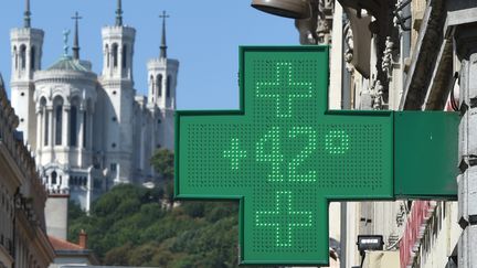 Un thermom&egrave;tre culmine &agrave; 42&deg;C devant la basilique de Fourvi&egrave;re, &agrave; Lyon (Rh&ocirc;ne), le 7 ao&ucirc;t 2015.&nbsp; (PHILIPPE DESMAZES / AFP)