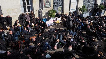 Des gens s'allongent sur le sol devant la maternité du Blanc (Indre)&nbsp;pour dénoncer la fermeture de l'établissement, le 3 novembre 2018. (GUILLAUME SOUVANT / AFP)