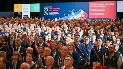 Des maires au Congrès des maires de France, le 19 novembre 2024 à Paris. (HENRIQUE CAMPOS / HANS LUCAS)