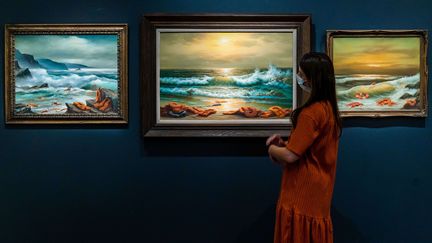 Le triptyque de Banksy "Vue de la mer Méditerranée, 2017"&nbsp;mis aux enchère&nbsp;mardi 28 juillet&nbsp;chez Sothby, à Londres, au profit&nbsp;d'un hôpital pour enfants de Bethléem, en Cisjordanie. (GUY BELL/SHUTTERSTOCK/SIPA / SHUTTERSTOCK)