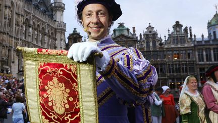 Quand les Belges montent un spectacle racontant l'arriv&eacute;e de Charles Quint, c'est St&eacute;phane Bern qui se charge de faire les publications officielles. Un r&ocirc;le qui lui sied &agrave; merveille. (JULIEN WARNAND / EPA / MAXPPP)