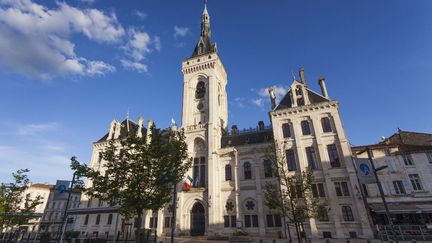 Un homme déclenche un incendie dans la mairie d'Angoulême, avant d'être grièvement blessé par la police