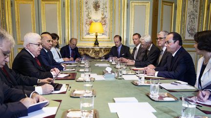Fran&ccedil;ois Hollande (&agrave; droite) et le pr&eacute;sident irakien, Fouad Massoum (2e &agrave; gauche), se rencontrent avant la conf&eacute;rence internationale sur l'Irak &agrave; Paris, le 15 septembre 2014. (ETIENNE LAURENT / AFP)