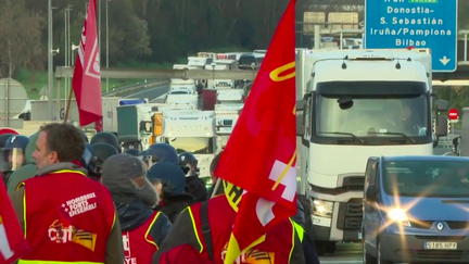 Les blocages devraient rythmer la semaine dans l’éducation, les transports ou encore les raffineries. Tour d’horizon, lundi 20 mars, dans plusieurs départements français. (France 3)