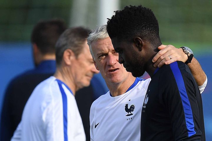 Le sélectionneur, Didier Deschamps, et le défenseur Samuel Umtiti, le 6 juin 2016 à Clairefontaine (Yvelines). (FRANCK FIFE / AFP)