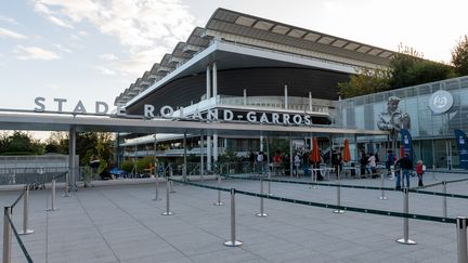 L'entrée du complexe de Roland Garros à Paris, le 1er octobre 2022 (STEPHANE MOUCHMOUCHE / AFP)