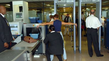 Contr&ocirc;le de s&eacute;curit&eacute; &agrave; l'a&eacute;roport d'Orly (Val-de-Marne), le 10 septembre 2004. (JEAN AYISSI / AFP)