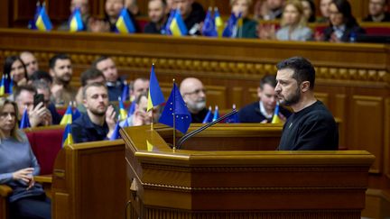 Le président Volodymyr Zelensky devant le Parlement ukrainien, le 28 décembre 2022. (STR / UKRAINIAN PRESIDENTIAL PRESS SER / VIA AFP)