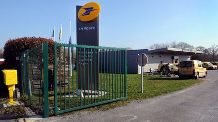 L'entr&eacute;e de la plate-forme de distribution de courrier o&ugrave; un cadre de La Poste en arr&ecirc;t maladie a &eacute;t&eacute; retrouv&eacute; pendu le 11 mars, &agrave; Tr&eacute;gunc (Finist&egrave;re).&nbsp; (FRED TANNEAU / AFP)