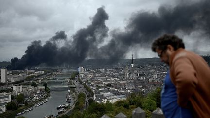 Le 26 septembre 2019, sur les hauteurs de Bonsecours (Seine-Maritime), à proximité de Rouen, où l'usine classée Seveso de Lubrizol a&nbsp;été ravagée par un incendie. (PHILIPPE LOPEZ / AFP)