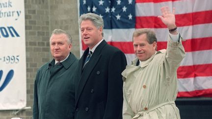 Les pr&eacute;sidents slovaque Michal Kovac, am&eacute;ricain Bill Clinton et tch&egrave;que Vaclav Havel lors d'une c&eacute;r&eacute;monie au Mus&eacute;e national tch&egrave;que et slovaque de Cedar Rapids, aux Etats-Unis, le 21 octobre 1995. (PAUL RICHARDS /&nbsp;AFP PHOTO)