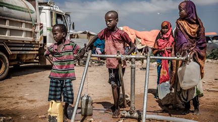 Le barrage sur la rivière Shabelle a éclaté sous les pluies incessantes, réduisant à néant les cultures et tuant les rares animaux qui avaient survécu à de long mois sans précipitations.&nbsp; &nbsp; &nbsp; (LUIS TATO / AFP)